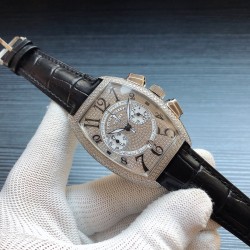 法兰克穆勒 Franck Muller Z9 顶级奢华 男士腕表  来自瑞士日内瓦，是世界知名的高级腕表品牌⌚️。法穆兰大量打破常规的创意更是使其成为无数男女明星的热捧之物 强化矿物质耐磨玻璃，手工镶嵌闪钻 采用精准高级五针日本VK机芯，意大利时尚小牛皮。尺寸：40mmx55mm 三杰精致推荐男士机械腕表 SJ为你精心挑选超真实实物图拍摄