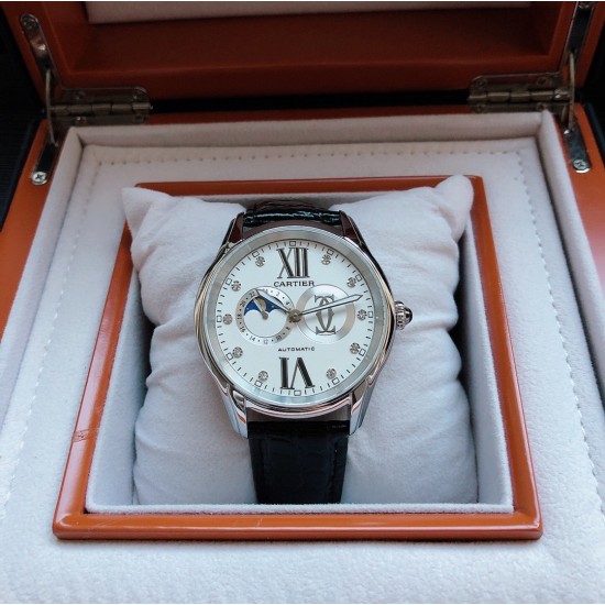 卡地亚 CARTIER R60 首款星辰腕表。此款卡地亚采用A制精钢打造出以直径为42mmx11.5mm,引进最新打磨的进口机芯—型号:8219-23A改装机芯,前所未有的走时精准 与性能稳定统一于一身。不惜成本.得到卡地亚原装的皮带和原装折叠扣。从外观看它不是家族中的显贵,但一定是家族的骄傲、低调而奢华。三杰精致推荐男士机械腕表 SJ为你精心挑选超真实实物图拍摄 卡地亚 CARTIER R60 首款星辰腕表。此款卡地亚采用A制精钢打造出以直径为42mmx11.5mm,引进最新打磨的进口机芯—型号:8219-23A改装机芯,前所未有的走时精准 与性能稳定统一于一身。不惜成本.得到卡地亚原装的皮带和原装折叠扣。从外观看它不是家族中的显贵,但一定是家族的骄傲、低调而奢华。三杰精致推荐男士机械腕表 SJ为你精心挑选超真实实物图拍摄