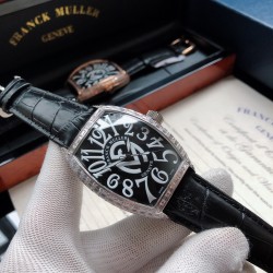 法兰克穆勒-Franck Muller 深受时尚男士及众多明星追捧的顶级腕表品牌，法兰克穆勒的标志性特征是其酒桶型表壳和夸张的弧度设计敖，采用手工镶砖手法制作，同时也拥有精湛的制表工艺，搭配全自动日本机械机芯，法兰克穆勒手表凝聚了无限心血、承载了无尽情感，是鉴赏家眼中出类拔萃敖、独一无二的完美杰作。尺寸55mmx42mmx13。FM-club™ 倾情推荐❗️