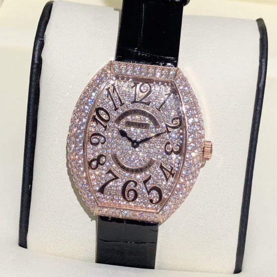 法兰克穆勒-FRANCK MULLER(FM),LADIESCOLLECTION系列,瑞士石英机芯,蓝宝石水晶玻璃,进口意大利牛皮制作仿真鳄鱼皮,光泽度饱满,316精钢镀14k金镶钻,尺寸34x39.5mm、厚度:8.5mm。 法兰克穆勒-FRANCK MULLER(FM),LADIESCOLLECTION系列,瑞士石英机芯,蓝宝石水晶玻璃,进口意大利牛皮制作仿真鳄鱼皮,光泽度饱满,316精钢镀14k金镶钻,尺寸34x39.5mm、厚度:8.5mm。