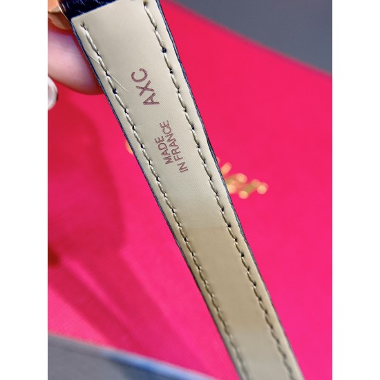 卡地亚-美国坦克-Cartier Tank Amricaine腕表,小号表款,三码合一。采用蓝宝水石晶镜面,瑞士石英机芯。原版开模,精钢表壳,八角形表冠,镶嵌一颗合成蓝色尖晶石,镀银表盘,剑形蓝钢指针,搭配原装光面折叠表扣,采用进口多色小牛皮。腕大表器优雅,深行受家青睐。表壳尺寸:34.80 x 19.00毫米。 卡地亚-美国坦克-Cartier Tank Amricaine腕表,小号表款,三码合一。采用蓝宝水石晶镜面,瑞士石英机芯。原版开模,精钢表壳,八角形表冠,镶嵌一颗合成蓝色尖晶石,镀银表盘,剑形蓝钢指针,搭配原装光面折叠表扣,采用进口多色小牛皮。腕大表器优雅,深行受家青睐。表壳尺寸:34.80 x 19.00毫米。