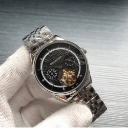 实物拍摄品牌：积家-Jaeger-LeCoultre A26 类型：男士腕表表壳：316精钢（做工上乘）表带：进口小牛皮/316精钢(两种可选) 机芯：高级定制全自动机械机芯（走时稳定）材料：高级强化镀膜镜面 尺寸：直径41mm，厚度12mm 三杰精致推荐男士机械腕表 SJ为你精心打造超真实实物图拍摄