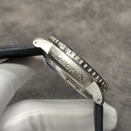 JB BLANCPAIN 宝珀 五十噚 五十寻 5015-1130-52潜水表 精钢表壳 夜光蓝宝石表圈 蓝宝石镜面镀防眩光蓝膜(没有N厂那么浓蓝色,是很淡的蓝,原装也是这样) 镀铑指针 蓝色表盘(白色字印刷相对其他版本覆盖更好了) 超强夜光 海鸥2836机芯(不再是其他版本的杭州机) 双层底盖 外层防水防尘 内层防磁 尼龙纤维革表带 蝴蝶双按扣 外送一副橡胶表带含针扣及表带更换工具两把以及表带安装生耳螺丝一对 45mm ZF厂出品!出货实拍 JB BLANCPAIN 宝珀 五十噚 五十寻 5015-1130-52潜水表 精钢表壳 夜光蓝宝石表圈 蓝宝石镜面镀防眩光蓝膜(没有N厂那么浓蓝色,是很淡的蓝,原装也是这样) 镀铑指针 蓝色表盘(白色字印刷相对其他版本覆盖更好了) 超强夜光 海鸥2836机芯(不再是其他版本的杭州机) 双层底盖 外层防水防尘 内层防磁 尼龙纤维革表带 蝴蝶双按扣 外送一副橡胶表带含针扣及表带更换工具两把以及表带安装生耳螺丝一对 45mm ZF厂出品!出货实拍