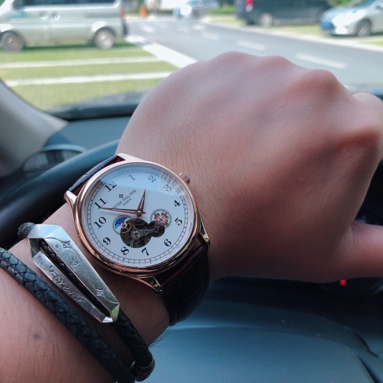百达翡丽-PATEK PHILIPP L39 新品现代飞轮设计搭载简约两针 尊贵大气~绅士风范,高端矿物质防刮镜面玻璃,配置316L精钢表壳,耐磨316精钢表带/进口小牛皮表带,全自动进口缕空机械机芯 尺寸:42mm10.8mm三杰精致推荐男士机械腕表 SJ为你精心挑选超真实实物图拍摄 百达翡丽-PATEK PHILIPP L39 新品现代飞轮设计搭载简约两针 尊贵大气~绅士风范,高端矿物质防刮镜面玻璃,配置316L精钢表壳,耐磨316精钢表带/进口小牛皮表带,全自动进口缕空机械机芯 尺寸:42mm10.8mm三杰精致推荐男士机械腕表 SJ为你精心挑选超真实实物图拍摄