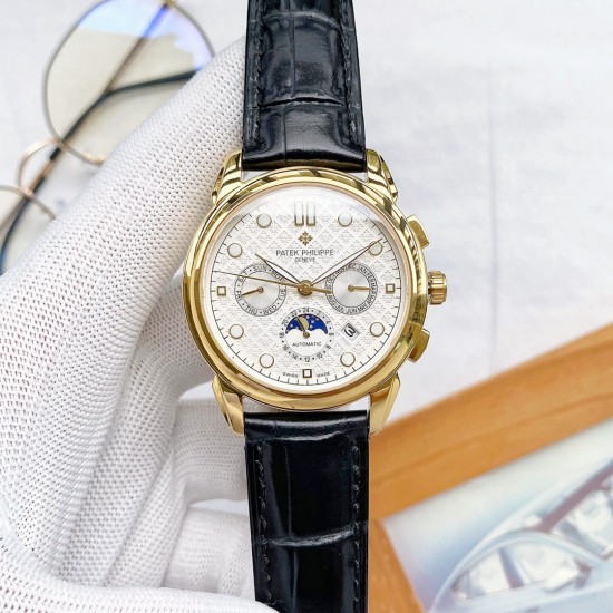 PP最新款式 百达翡丽Patek Philippe 搭配进口9100多功能机芯(零返修)功能(24小时,星期,星辰,月份)进口316精钢!搭配意大利进口小牛皮!原装针扣!尺寸42mm。耐磨防刮蓝宝石玻璃!超强防水50米!简约而不简单!百达翡丽,你值得拥有.实物拍摄品质如一! PP最新款式 百达翡丽Patek Philippe 搭配进口9100多功能机芯(零返修)功能(24小时,星期,星辰,月份)进口316精钢!搭配意大利进口小牛皮!原装针扣!尺寸42mm。耐磨防刮蓝宝石玻璃!超强防水50米!简约而不简单!百达翡丽,你值得拥有.实物拍摄品质如一!