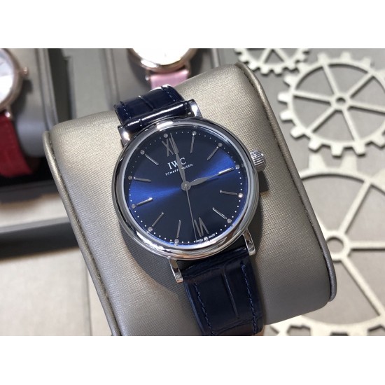 实拍【IWC 2019推出女士全新 Portofino波涛菲诺系列】1⃣️:壳套尺寸34mm/8.8mm采用316精钢材质打磨,每个壳套全程CNC处理所有细节达到完美2⃣️:采用进口日本9015天文台级别经过本厂严格把控 调试 达到零返修稳定性3⃣️:采用瑞士蓝宝石镜面 通透明亮4⃣️字面采用简洁的条丁罗马和表盘十二颗 设计呈现出精致典雅之感5⃣️:表带采用原装快速更换系统 搭配意大利小牛皮皮质柔软细腻:有六种颜色可选(绿色,兰色,黑色,深棕,酒红,粉色)6⃣️:原装表扣采用316精钢材质打磨 实拍【IWC 2019推出女士全新 Portofino波涛菲诺系列】1⃣️:壳套尺寸34mm/8.8mm采用316精钢材质打磨,每个壳套全程CNC处理所有细节达到完美2⃣️:采用进口日本9015天文台级别经过本厂严格把控 调试 达到零返修稳定性3⃣️:采用瑞士蓝宝石镜面 通透明亮4⃣️字面采用简洁的条丁罗马和表盘十二颗 设计呈现出精致典雅之感5⃣️:表带采用原装快速更换系统 搭配意大利小牛皮皮质柔软细腻:有六种颜色可选(绿色,兰色,黑色,深棕,酒红,粉色)6⃣️:原装表扣采用316精钢材质打磨