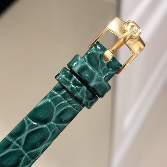 【独家美拍萧邦经邦萧邦HAPPY DIAMONDS系列快乐钻腕表】新增最新绿表盘 蓝宝石玻璃镜面 我们就是自己的神话 原厂瑞士石英机芯 镜面内7颗快乐钻自由转动 活动钻石围绕表盘回旋起舞 制作精巧的表壳玩味透明概念 chopard家标志性的Happy钻石在两片蓝宝石水晶玻璃 形成的空间内自由滑动 充分展现自由和欢快的感觉 表壳顶端与底端各缀有一圈钻石 树叶形指针 较小的同心圆为珍珠母贝质地 呈圆满的球型 两个同心圆环上皆全手工镶有钻石 七颗灵动钻石如悬空漂浮一般 细节见真知 【独家美拍萧邦经邦萧邦HAPPY DIAMONDS系列快乐钻腕表】新增最新绿表盘 蓝宝石玻璃镜面 我们就是自己的神话 原厂瑞士石英机芯 镜面内7颗快乐钻自由转动 活动钻石围绕表盘回旋起舞 制作精巧的表壳玩味透明概念 chopard家标志性的Happy钻石在两片蓝宝石水晶玻璃 形成的空间内自由滑动 充分展现自由和欢快的感觉 表壳顶端与底端各缀有一圈钻石 树叶形指针 较小的同心圆为珍珠母贝质地 呈圆满的球型 两个同心圆环上皆全手工镶有钻石 七颗灵动钻石如悬空漂浮一般 细节见真知