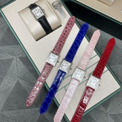 卡地亚超薄坦克Cartier Tank Solo系列 搭配彩色鳄鱼皮卡地亚超薄坦克Cartier Tank Solo系列，进口瑞士石英机芯，圆珠形表冠，镶嵌一颗凸圆形合成尖晶石，珠光红表盘，罗马数字时标，剑形蓝钢指针，蓝宝石水晶镜面，搭配意大利牛皮表带。直径：小号2431mm,中号2734mm。