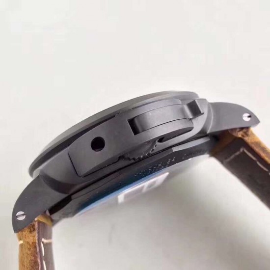 沛纳海 Pam 441，44mm表径，全陶瓷表壳，搭载VS第二代机芯 VS为力求完美，凭着踏实做工和稳定品质，不负期待推出441的升级版，修正以下地方： 1、调时功能：时针可快调，日历通过时针快调进行调整，GMT12小时走一圈，功能全部修正与正品一致。 2、底盖玻璃：升级与面玻璃一致9级硬度蓝宝石玻璃。 3、机芯外观：修正螺丝孔位，更接近正品，相似度达到95%几乎无破绽。4、升级版机芯更薄了，厚度与正品一致。