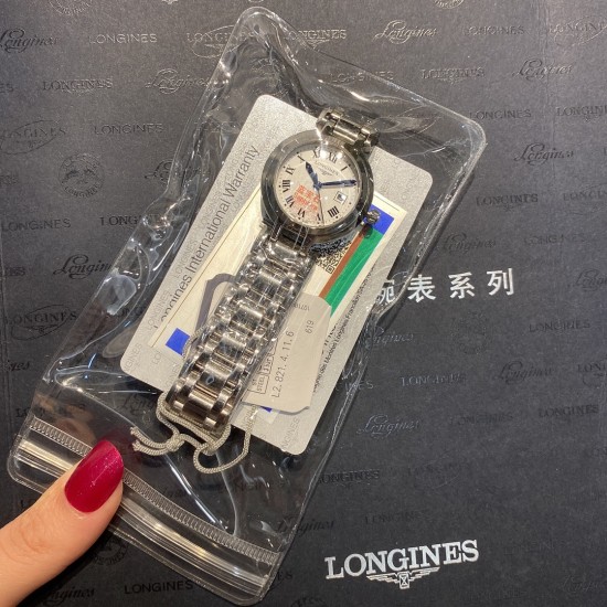 ★实拍 浪琴心月系列女士腕表,每个表都是一表一码,进口石英机芯,精钢圆形表壳,表径30mm,抗磨损合成双卜蓝宝石玻璃(数据同步正品),蓝钢指针,精钢表链搭配原装三折式表扣。 ★实拍 浪琴心月系列女士腕表,每个表都是一表一码,进口石英机芯,精钢圆形表壳,表径30mm,抗磨损合成双卜蓝宝石玻璃(数据同步正品),蓝钢指针,精钢表链搭配原装三折式表扣。