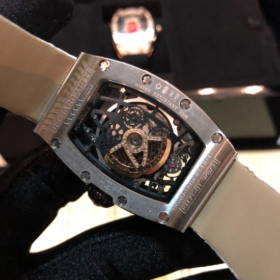 【独家实拍 理查德•米勒 】 《Richard Mille》新成员:(RM71-01 Talisman )女士腕表 专为女性设计,金质表盘上装饰有独特的「护身符」 表盘有10种不同的设计版本,腕表的每一颗钻石与珍珠贝面均由人工手动镶嵌 蓝宝石镜面与镂空式设计让您一览无余!原装西铁城全自动机械机芯,精致走时低至零返修!表带材质可采用橡胶带与牛皮带,搭配原装带钻折叠扣!「RM 71-01 Talisman」是对当代女性的致敬——是当代女性不可多得的完美选择!独家实拍,欢迎转发! 【独家实拍 理查德•米勒 】 《Richard Mille》新成员:(RM71-01 Talisman )女士腕表 专为女性设计,金质表盘上装饰有独特的「护身符」 表盘有10种不同的设计版本,腕表的每一颗钻石与珍珠贝面均由人工手动镶嵌 蓝宝石镜面与镂空式设计让您一览无余!原装西铁城全自动机械机芯,精致走时低至零返修!表带材质可采用橡胶带与牛皮带,搭配原装带钻折叠扣!「RM 71-01 Talisman」是对当代女性的致敬——是当代女性不可多得的完美选择!独家实拍,欢迎转发!