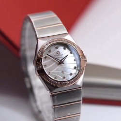 欧米茄 OMEGA 星座系列，27mm 石英腕表 ，表壳把管采用内六角旋入式把管，壳的耳位经过线切割慢走丝加工而出，通透十足，细节讲究！