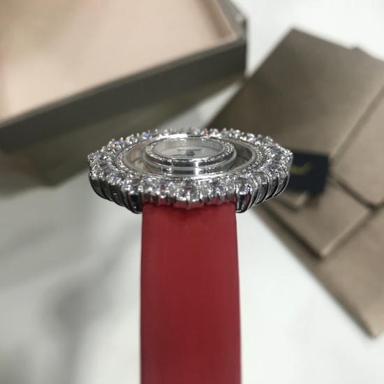 萧邦Happy Diamonds系列特别款!2019年官网力推款!2018即将过去,新的一年从元旦开始!枫叶美丽并寓意着坚毅精神!即代表永恒爱情送给恋人,也代表对美好的回忆,可送给一路陪伴的朋友,还代表一种岁月的轮回。1比1超前做工同步首发!表面配置三块蓝宝石防刮玻璃,瑞士朗达机芯,尺寸:外径34mm内径14mm。表带14/12。 萧邦Happy Diamonds系列特别款!2019年官网力推款!2018即将过去,新的一年从元旦开始!枫叶美丽并寓意着坚毅精神!即代表永恒爱情送给恋人,也代表对美好的回忆,可送给一路陪伴的朋友,还代表一种岁月的轮回。1比1超前做工同步首发!表面配置三块蓝宝石防刮玻璃,瑞士朗达机芯,尺寸:外径34mm内径14mm。表带14/12。