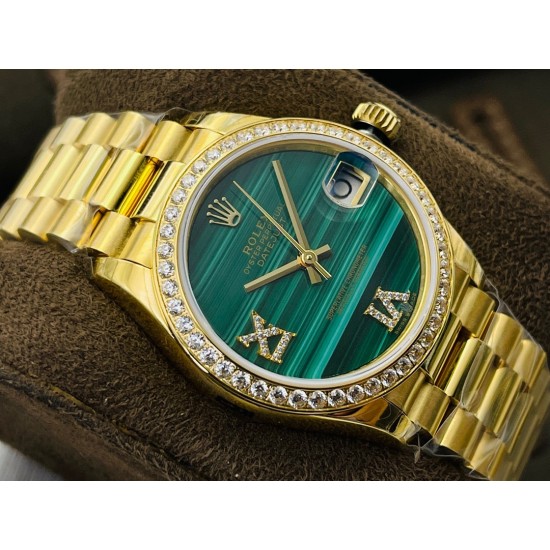 【EW Factory2021墙裂推荐】最美劳.力士Rolex蚝式恒动日志型31MM系列女士腕表!1⃣️搭配瑞士进口机芯,品质稳定可靠!2⃣️与原装一致厚度11毫米,表径31毫米!修正市场其它版本不足,市场其它版本尺寸厚度不对,一眼假!3⃣️天然孔雀石表面,每一块都是独一无二!4⃣️ 一体成型中层表壳,旋入式底盖及上链表冠!5⃣️顶级做工,每条表带与表耳完美契合,给予手腕最高的舒适度!每个极致的细节都是EW Factory匠心开发的精品精髓!欢迎您的品鉴! 【EW Factory2021墙裂推荐】最美劳.力士Rolex蚝式恒动日志型31MM系列女士腕表!1⃣️搭配瑞士进口机芯,品质稳定可靠!2⃣️与原装一致厚度11毫米,表径31毫米!修正市场其它版本不足,市场其它版本尺寸厚度不对,一眼假!3⃣️天然孔雀石表面,每一块都是独一无二!4⃣️ 一体成型中层表壳,旋入式底盖及上链表冠!5⃣️顶级做工,每条表带与表耳完美契合,给予手腕最高的舒适度!每个极致的细节都是EW Factory匠心开发的精品精髓!欢迎您的品鉴!