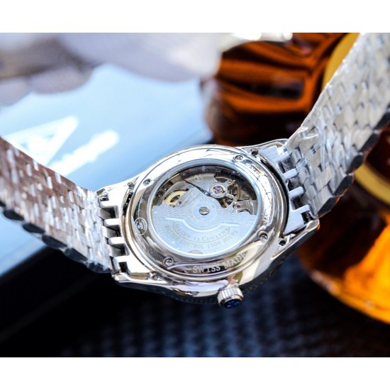 实物拍摄品牌:积家-Jaeger-LeCoultre 大师系列类型:男士腕表表壳:316精钢(做工上乘)表带:进口小牛皮/316精钢(两种可选)机芯:高级定制全自动机械机芯(走时稳定)材料:高级强化镀膜镜面尺寸:直径40mm,厚度11mm 实物拍摄品牌:积家-Jaeger-LeCoultre 大师系列类型:男士腕表表壳:316精钢(做工上乘)表带:进口小牛皮/316精钢(两种可选)机芯:高级定制全自动机械机芯(走时稳定)材料:高级强化镀膜镜面尺寸:直径40mm,厚度11mm