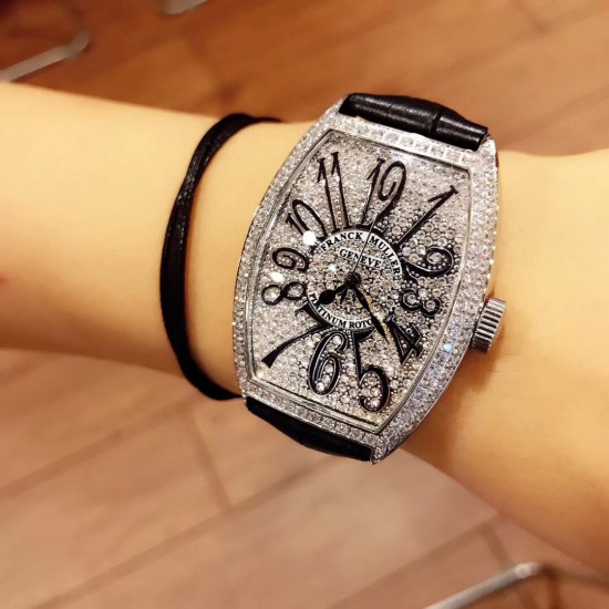 法穆兰 Franck Muller 是深受时尚白领及众多明星追捧的顶级腕表品牌,法兰克穆勒的标志性特征是其酒桶型表壳和夸张的弧度设计,同时也拥有精湛的制表工艺,法兰克穆勒手表凝聚了无限心血、承载了无尽情感,是鉴赏家眼中出类拔萃、独一无二的完美杰作。尺寸32mm*45mm*12mm。 法穆兰 Franck Muller 是深受时尚白领及众多明星追捧的顶级腕表品牌,法兰克穆勒的标志性特征是其酒桶型表壳和夸张的弧度设计,同时也拥有精湛的制表工艺,法兰克穆勒手表凝聚了无限心血、承载了无尽情感,是鉴赏家眼中出类拔萃、独一无二的完美杰作。尺寸32mm*45mm*12mm。