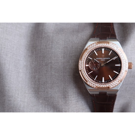 ★实拍 Vacheron Constantin江诗丹顿纵横四海系列OVERSEAS女款小号型2300v/2305v【表壳】表径3610.8mm 同步原装 质感细腻大方 蓝宝石镜面【字面】表盘经旭日纹缎面拉丝工艺处理 深邃优雅 18k金时标均带白色夜光涂层【机芯】CITIZEN8系列改Cal.5300机芯(机芯稳定零返修 )后原装18k纳米镀金质摆陀【表带扣】半马其他十字三片折叠式表扣 进口牛皮表带越欣赏 越懂欣赏 ★实拍 Vacheron Constantin江诗丹顿纵横四海系列OVERSEAS女款小号型2300v/2305v【表壳】表径3610.8mm 同步原装 质感细腻大方 蓝宝石镜面【字面】表盘经旭日纹缎面拉丝工艺处理 深邃优雅 18k金时标均带白色夜光涂层【机芯】CITIZEN8系列改Cal.5300机芯(机芯稳定零返修 )后原装18k纳米镀金质摆陀【表带扣】半马其他十字三片折叠式表扣 进口牛皮表带越欣赏 越懂欣赏