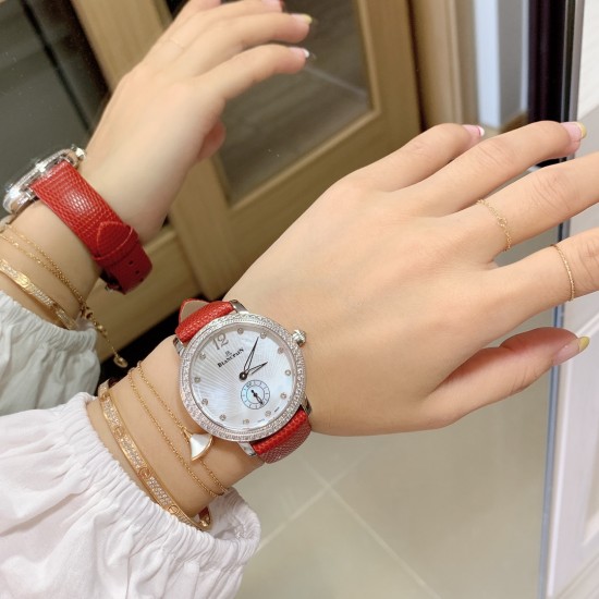 实拍 AW厂 Blancpain-宝珀女装系列复杂功能腕表共镶有152颗美钻。其中的108颗钻石镶嵌于36.8毫米的红金表壳之上。钻石紧密交织为两圈,错落有致,与品牌的标志性双层表圈设计相互呼应。表冠上亦镶有精致美钻,尽现腕表的华美雅致。 实拍 AW厂 Blancpain-宝珀女装系列复杂功能腕表共镶有152颗美钻。其中的108颗钻石镶嵌于36.8毫米的红金表壳之上。钻石紧密交织为两圈,错落有致,与品牌的标志性双层表圈设计相互呼应。表冠上亦镶有精致美钻,尽现腕表的华美雅致。