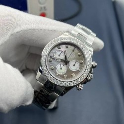 新款！ROLEX 劳力士迪通拿宇宙计型腕表116500LN系列 定制版特别款式，升级方面：1⃣️【直径】直径40MM，厚度12.2MM！接近原装厚度！2⃣️【机芯】搭载迪通拿4131自动上链机械机芯，厚度与正品保持一致，计时功能完美实现！3⃣️【材质】采用与原装一致的904L精钢，表带做工细腻完美!4⃣️【镜片】抗划损蓝宝石水晶玻璃镜面，通透性极佳！