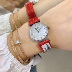 实拍 LONGINES【浪琴】新款女士腕表小巧精致，以钻石装饰、搭配色彩鲜明鳄鱼皮表带，优雅藏在细节里，时尚高雅的来凸显个人风格，优雅地停留在手腕，纯钢表壳，瑞士机芯，蓝宝石镜面，