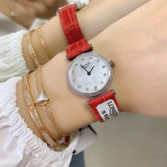 实拍 LONGINES【浪琴】新款女士腕表小巧精致,以钻石装饰、搭配色彩鲜明鳄鱼皮表带,优雅藏在细节里,时尚高雅的来凸显个人风格,优雅地停留在手腕,纯钢表壳,瑞士机芯,蓝宝石镜面, 实拍 LONGINES【浪琴】新款女士腕表小巧精致,以钻石装饰、搭配色彩鲜明鳄鱼皮表带,优雅藏在细节里,时尚高雅的来凸显个人风格,优雅地停留在手腕,纯钢表壳,瑞士机芯,蓝宝石镜面,