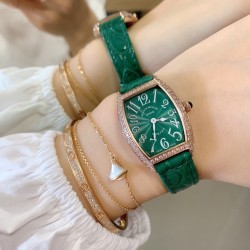 实拍 小红书强推 新色 FranckMuller 法兰克穆勒腕表是世界最知名的高级腕表品牌之一，也是无数男女明星的热捧之物。小酒桶型上手更潮，瑞士石英，表壳后盖桥形设计，贴手型 316上等精钢.尺寸26mm