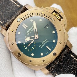 【VS Factory2023墙裂推荐 新力作】V2升级版 VS沛.纳海 Pam382 机芯功能升级：1⃣️时针单独调时，通过时针调历。2⃣️机芯背透 ：摆轮与正品一致 螺丝孔位95%以上接近正品。3⃣️直径47毫米！4⃣️搭载定制版自动上链机芯！5⃣️大家常说硬汉风格什么的，我觉得青铜382才是最最硬汉的沛纳海，不光在造型上够钢猛，青铜材质更是在经过岁月洗礼后变得不一样，有经历，有故事，有一种沧桑感，这才是真正的硬汉！敢死队同款哦！VS Factory匠心之作 值得您拥有！