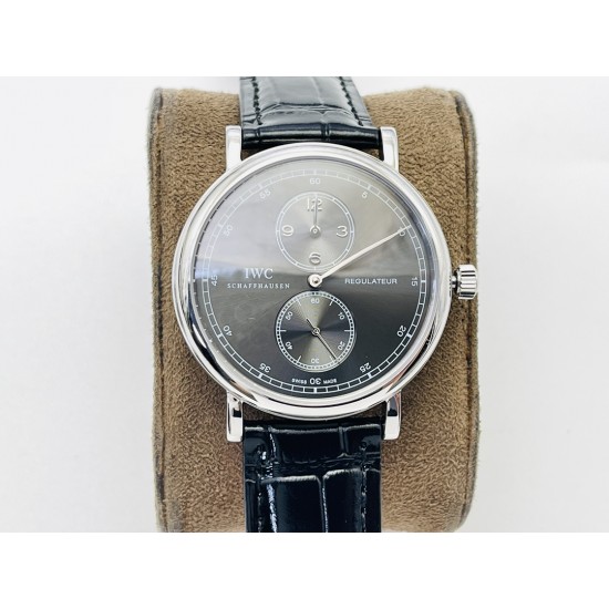 IWS新品 颜值巅峰IWC旗下最耀眼的明星,万国长动能月相专家。全新的葡萄牙系列系列IW544401透底腕表。【表壳】316L精钢表壳,打磨抛光非常圆润。小秒针盘位于6点钟位置附拨针停秒功能。3点位写有PORTOFINO(柏涛菲诺英文)双面防反光拱形蓝宝石镀膜镜面!【表带】意大利小牛皮!【机芯】自主研制自动上链机械机芯,机芯稳定,走时准。IWC旗下最耀眼的透底腕表。适合各种商务场合,简敛精致不失优雅!IWS Factory匠心力作 欢迎各路表友品鉴! IWS新品 颜值巅峰IWC旗下最耀眼的明星,万国长动能月相专家。全新的葡萄牙系列系列IW544401透底腕表。【表壳】316L精钢表壳,打磨抛光非常圆润。小秒针盘位于6点钟位置附拨针停秒功能。3点位写有PORTOFINO(柏涛菲诺英文)双面防反光拱形蓝宝石镀膜镜面!【表带】意大利小牛皮!【机芯】自主研制自动上链机械机芯,机芯稳定,走时准。IWC旗下最耀眼的透底腕表。适合各种商务场合,简敛精致不失优雅!IWS Factory匠心力作 欢迎各路表友品鉴!