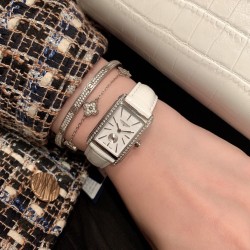 实拍 浪琴-Longines 全新蓝色 戴卓维纳系列 精致两针半女士腕表   高端配置 搭配精准进口石英机芯   拱形双卜蓝宝石玻璃 进口牛皮/316精钢表带  直径30*21mm厚7mm ❤浪琴表自然少不了优雅华丽的女士腕表，黛绰维纳系列腕表，每一枚都充满了浓郁的意式风情，无论是漫步于罗马的街头巷尾,还是享受迷人的海滨时光,黛绰维纳系列都会是最动人的景色。