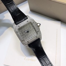 卡地亚CARTIER，山度士100周年女装满天星系列，进口瑞士浪达石英机芯，蓝宝石玻璃镜面，全钢316表壳，纯手工镶嵌施华洛世奇水钻，进口牛皮表带，原装双按折叠山度士专用表扣，尺寸36mm