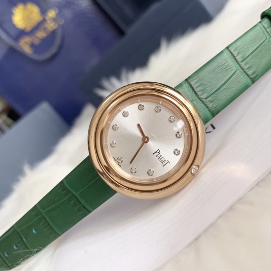 实拍 伯爵-PIAGET 女士腕表 瑞士石英机芯 316L精钢表壳 真牛皮表带 尺寸34*8mm 蓝宝石玻璃镜面 简约的设计,大胆而多彩的配色,以及旋转表圈是伯爵品牌 Possession腕表的特质所在。通过品牌制表师们天马星空的创意,将各个亮色的表带与贵金属、钻石、精钢材质相融,通过圆形盘面的演绎,令全新的 Possession腕表越发闪耀夺目,给人眼前一亮之感。 实拍 伯爵-PIAGET 女士腕表 瑞士石英机芯 316L精钢表壳 真牛皮表带 尺寸34*8mm 蓝宝石玻璃镜面 简约的设计,大胆而多彩的配色,以及旋转表圈是伯爵品牌 Possession腕表的特质所在。通过品牌制表师们天马星空的创意,将各个亮色的表带与贵金属、钻石、精钢材质相融,通过圆形盘面的演绎,令全新的 Possession腕表越发闪耀夺目,给人眼前一亮之感。