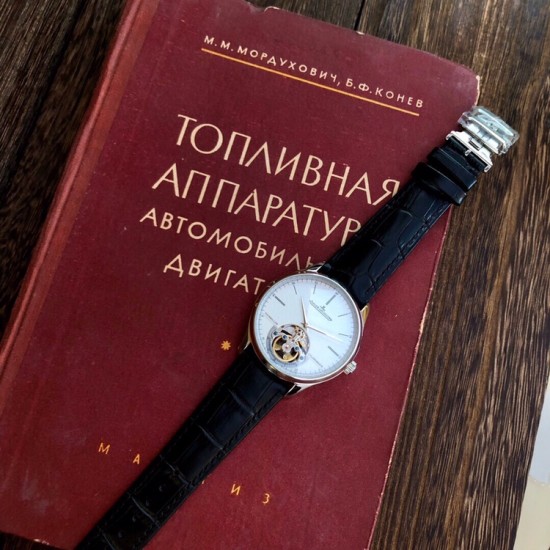积家(Jaeger-LeCoultre)男士腕表,6字位置置设陀飞轮装置,精美的摆轮与擒纵轮不断的摆动,表盘镶贴了立体锥形的时标刻度 腕表采用42mm精钢材质! 积家(Jaeger-LeCoultre)男士腕表,6字位置置设陀飞轮装置,精美的摆轮与擒纵轮不断的摆动,表盘镶贴了立体锥形的时标刻度 腕表采用42mm精钢材质!