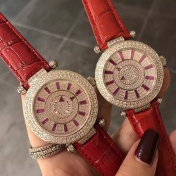 FRANCK MULLER【法兰克•穆勒】神秘时间 玩转表界 2020年新款女式腕表，官网同步更新，奢华的经典著作当属FM出品，纯钢外壳，镶嵌施华洛世奇水晶，高端的奢华与尊贵，经典满钻字面，突破设计风格和寓意深刻，改变需要新形象，你值得拥有。进口2836全自动机械，蓝宝石镜面，亮色真牛皮表带。尺寸大号42mm   小号38mm