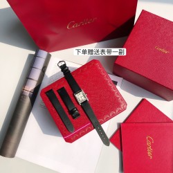 卡地亚全新推出的TankMust真钻腕表。这款TankMust系列腕表，同样采用品牌标志性的方形表壳，表壳拉伸延长表耳纤细精致边角圆润柔和呈现简约摩登的风格精髓，表径29.5x22毫米，厚度6毫米、表盘镀银及剑形蓝钢指针，蓝宝石玻璃表镜以及表壳铺镶嵌钻石40颗，表冠上镶嵌凸圆形尖晶石，搭配黑色磨砂小牛皮表带，在细节中展现卡地亚经典美学，相较于之前的线条处理更为圆润、流畅。此外，腕表还配备了表带快拆功能，这一设计也大大的增加了日常佩戴的舒适性和便利性。