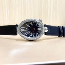 实拍 出品宝玑新品那不勒斯皇后  机械版本、穹面玻璃，从侧面看不仅有鱼眼效果，还能折射钻石带来的璀璨光芒，表针烧钢蓝针、宝玑那不勒斯皇后系列腕表的历史：为了纪念法国王后Caroline Murat也向Abraham-Louis Breguet订制腕表，特别推出那不勒斯皇后系列腕表，现今已得到全世界女性的认可和追捧。尺寸：36.*29