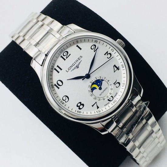 【LG Factory】新力作 浪琴Longines新款「Master Moonphase」月相日历腕表,采用ETA2824-2机芯,功能完美同步,防水深度30米,表耳线条温润流畅。表盘为大三针布局,最特别之处是表圈分钟刻度圈为立体倾斜的设计,提供出色的表盘层次感。6点的月相盘与日历功能融为一体。表盘共有3种款式:银白色麦粒纹搭配衬线体阿拉伯数字时标,黑色麦粒纹搭配罗马数字时标,蓝色日晖纹搭配棍状时标 ,直径40毫米,厚度10毫米,意大利进口小牛皮 原装蝴蝶扣 ⚠️请认准独家品质!LG品质 值得信赖! 【LG Factory】新力作 浪琴Longines新款「Master Moonphase」月相日历腕表,采用ETA2824-2机芯,功能完美同步,防水深度30米,表耳线条温润流畅。表盘为大三针布局,最特别之处是表圈分钟刻度圈为立体倾斜的设计,提供出色的表盘层次感。6点的月相盘与日历功能融为一体。表盘共有3种款式:银白色麦粒纹搭配衬线体阿拉伯数字时标,黑色麦粒纹搭配罗马数字时标,蓝色日晖纹搭配棍状时标 ,直径40毫米,厚度10毫米,意大利进口小牛皮 原装蝴蝶扣 ⚠️请认准独家品质!LG品质 值得信赖!