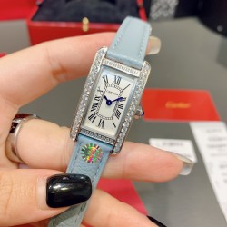 卡地亚-美国坦克-Cartier Tank Amricaine腕表，小号表款，三码合一。采用蓝宝‮水石‬晶镜面，瑞士石英机芯。原版开模，精钢表壳，八角形表冠，镶嵌一颗合成蓝色尖晶石，镀银表盘，剑形蓝钢指针，搭配原装光面折叠表扣，采用进口多色小牛皮。腕‮大表‬器优雅，深‮行受‬家青睐。表壳尺寸：34.80 x 19.00毫米。