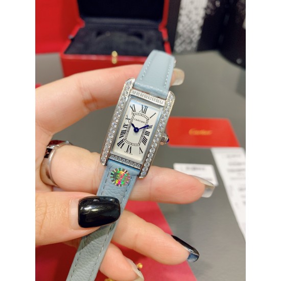 卡地亚-美国坦克-Cartier Tank Amricaine腕表,小号表款,三码合一。采用蓝宝水石晶镜面,瑞士石英机芯。原版开模,精钢表壳,八角形表冠,镶嵌一颗合成蓝色尖晶石,镀银表盘,剑形蓝钢指针,搭配原装光面折叠表扣,采用进口多色小牛皮。腕大表器优雅,深行受家青睐。表壳尺寸:34.80 x 19.00毫米。 卡地亚-美国坦克-Cartier Tank Amricaine腕表,小号表款,三码合一。采用蓝宝水石晶镜面,瑞士石英机芯。原版开模,精钢表壳,八角形表冠,镶嵌一颗合成蓝色尖晶石,镀银表盘,剑形蓝钢指针,搭配原装光面折叠表扣,采用进口多色小牛皮。腕大表器优雅,深行受家青睐。表壳尺寸:34.80 x 19.00毫米。