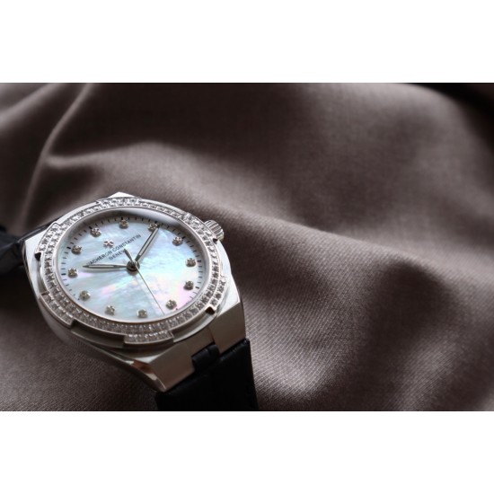 ★实拍 Vacheron Constantin江诗丹顿纵横四海系列OVERSEAS女款小号型2300v/2305v【表壳】表径3610.8mm 同步原装 质感细腻大方 蓝宝石镜面【字面】表盘经旭日纹缎面拉丝工艺处理 深邃优雅 18k金时标均带白色夜光涂层【机芯】CITIZEN8系列改Cal.5300机芯(机芯稳定零返修 )后原装18k纳米镀金质摆陀【表带扣】半马其他十字三片折叠式表扣 进口牛皮表带越欣赏 越懂欣赏 ★实拍 Vacheron Constantin江诗丹顿纵横四海系列OVERSEAS女款小号型2300v/2305v【表壳】表径3610.8mm 同步原装 质感细腻大方 蓝宝石镜面【字面】表盘经旭日纹缎面拉丝工艺处理 深邃优雅 18k金时标均带白色夜光涂层【机芯】CITIZEN8系列改Cal.5300机芯(机芯稳定零返修 )后原装18k纳米镀金质摆陀【表带扣】半马其他十字三片折叠式表扣 进口牛皮表带越欣赏 越懂欣赏