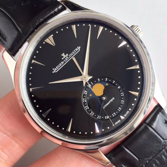 ZF【厚积“薄”发 年度大作】ZF新品,积家月相大师系列,表壳直径39mmX9.9mm与原装同步。六点钟的子盘拥有阳历阴历(月相)双期显示,月相一月转一圈,功能和正品一致。【技术突破】采用9015改积家自产Cal.925/1机芯,功能百分百同步原装自产机芯。走时稳定,素质坚挺。【细节突破】从侧面观察腕表盘面发现有微微的弧度,ZF为了达到这一效果,耗时费力多次调整模具,确保神韵和感觉能与原装相媲美。ZF积家月相大师,满足您对月相的一切美好情怀。 ZF【厚积“薄”发 年度大作】ZF新品,积家月相大师系列,表壳直径39mmX9.9mm与原装同步。六点钟的子盘拥有阳历阴历(月相)双期显示,月相一月转一圈,功能和正品一致。【技术突破】采用9015改积家自产Cal.925/1机芯,功能百分百同步原装自产机芯。走时稳定,素质坚挺。【细节突破】从侧面观察腕表盘面发现有微微的弧度,ZF为了达到这一效果,耗时费力多次调整模具,确保神韵和感觉能与原装相媲美。ZF积家月相大师,满足您对月相的一切美好情怀。