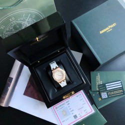 （真正高端稀有品）爱彼A皇家橡树离岸系列37mm石英女表，瑞士进口石英机芯 此款爱彼是女款，不仅拥有男表的硬朗霸气风格，还增加了几分柔美、使得女装腕表更加时尚个性也是当下最热门的爱彼女式腕表之一！表壳904精钢镶钻32颗2.05mm大小明亮式vvs级别切割美钻（约1.02克拉）带来非凡触感与视觉享受，据爱彼柜台sale介绍他们的钻石只用D色镶嵌，呈现璀璨光泽，这才是珠宝手表才有的态度  表带采用白色液态硅胶经欧盟认证环保材质制成脏了可用清水冲洗干净或湿纸巾擦净即可，❤️非常难得的款式希望你们不要错过