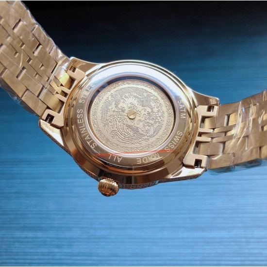 龙凤呈祥 百达翡丽-PATEK PHILIPPE B33 全球限量发售,采用新新一代8002纯进口自动机械机芯,背透雕刻龙凤设计,大方得体,独特风格,全精钢设计,超强防水,可直接佩戴游泳,41mm直径,蓝宝石玻璃镜面,表壳采用真空纳米技术电镀,质感十足,尊贵奢华,这绝对是送亲人 送朋友,送老板的最佳礼物!三杰精致推荐男士瑞士全自动机械腕表,SJ为你精心打造超真实实物图拍摄 龙凤呈祥 百达翡丽-PATEK PHILIPPE B33 全球限量发售,采用新新一代8002纯进口自动机械机芯,背透雕刻龙凤设计,大方得体,独特风格,全精钢设计,超强防水,可直接佩戴游泳,41mm直径,蓝宝石玻璃镜面,表壳采用真空纳米技术电镀,质感十足,尊贵奢华,这绝对是送亲人 送朋友,送老板的最佳礼物!三杰精致推荐男士瑞士全自动机械腕表,SJ为你精心打造超真实实物图拍摄