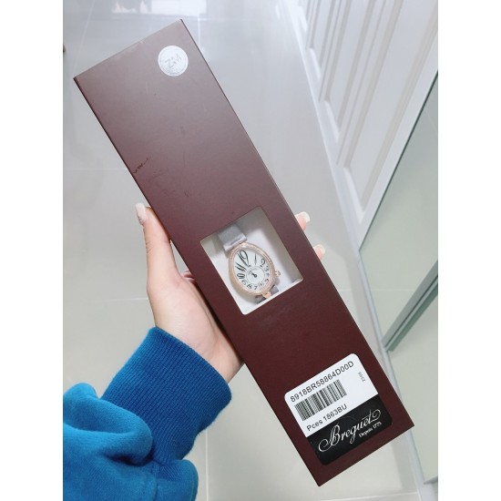 ⚠️到货啦 新版宝玑 实拍 Breguet-宝玑那不勒斯皇后系列! 史上最强最美 超薄 最新升级版本 绝对值得拥有的一款 正品一致的拉丁料绢表带 蓝宝石拱桥弧形玻璃 表盘用天然白色珍珠母贝 阿拉伯数字时符 经典的蓝钢宝玑指针 6点位设有一颗水滴形钻石 机芯是586/1自动上链机 我们一直正品完美复刻 那不勒斯皇后款 绝对的女神气质名媛款 最重要的是百搭得来不失少女心 必入款❗带上一秒变女神,各种派对,晚会,聚会,约会,发布会,让你BlingBling。 ⚠️到货啦 新版宝玑 实拍 Breguet-宝玑那不勒斯皇后系列! 史上最强最美 超薄 最新升级版本 绝对值得拥有的一款 正品一致的拉丁料绢表带 蓝宝石拱桥弧形玻璃 表盘用天然白色珍珠母贝 阿拉伯数字时符 经典的蓝钢宝玑指针 6点位设有一颗水滴形钻石 机芯是586/1自动上链机 我们一直正品完美复刻 那不勒斯皇后款 绝对的女神气质名媛款 最重要的是百搭得来不失少女心 必入款❗带上一秒变女神,各种派对,晚会,聚会,约会,发布会,让你BlingBling。