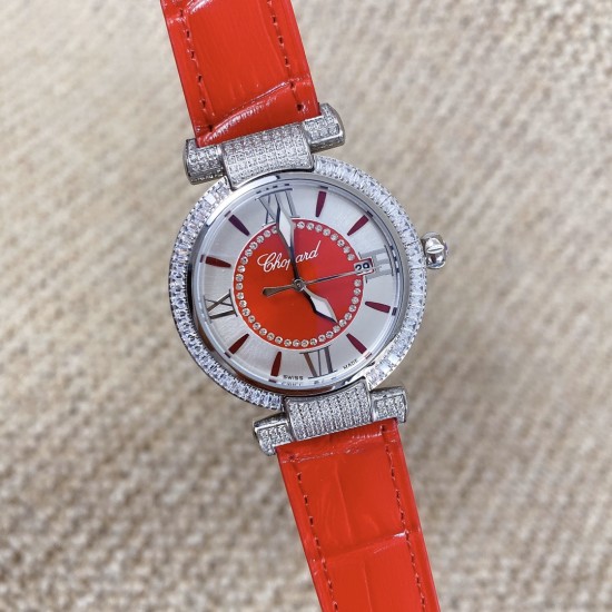 ★实拍 萧邦 CHOPARD IMPERIALE 系列腕表。独特风格带您走进一个新阶段并且成功塑造了崇尚自我表达和与众不同的生活化概念，316精钢材质，此表款全手工镶嵌施华洛世奇水晶钻，成为了美式奢侈生活风格的代表！进口石英机芯以及精细做工，佩戴贴手舒适，设计风格简约明朗。充满奢华璀璨的气息，光彩夺人、让你瞬间提升华丽的气质 ！