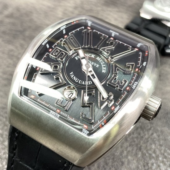 Franck Muller 法兰克穆勒 V45 自动机械腕表 。酒桶形精钢表壳搭配拱型蓝宝石镜面 ,拉丝纹表盘立体搪瓷刻度 ,日本西铁城9015自动机械机芯 ,黑色橡胶镶嵌牛皮表带 ,蝴蝶双按扣 。尺寸43.5mmX54.5mm。尽显休闲运动设计风格。tw厂出品,出货实拍 Franck Muller 法兰克穆勒 V45 自动机械腕表 。酒桶形精钢表壳搭配拱型蓝宝石镜面 ,拉丝纹表盘立体搪瓷刻度 ,日本西铁城9015自动机械机芯 ,黑色橡胶镶嵌牛皮表带 ,蝴蝶双按扣 。尺寸43.5mmX54.5mm。尽显休闲运动设计风格。tw厂出品,出货实拍