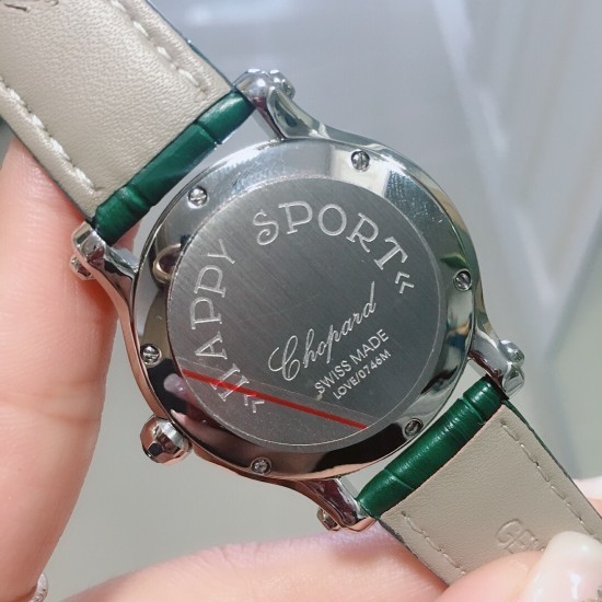 实拍 新品绿色 萧邦Happy Sport腕表精钢为材质,风格优雅而妩媚,搭载一枚由萧邦制表厂自制的全新瑞士石英机芯,以欢庆Happy Sport系列问世25周年纪念。腕表的双色表壳呈现如丝般的美妙色彩渐变,粉色珍珠母贝表盘质地精雅、纹理分明,与小牛皮表带相得益彰,堪称凝聚萧邦精髓的结晶之作,蓝宝石玻璃,尺寸36 实拍 新品绿色 萧邦Happy Sport腕表精钢为材质,风格优雅而妩媚,搭载一枚由萧邦制表厂自制的全新瑞士石英机芯,以欢庆Happy Sport系列问世25周年纪念。腕表的双色表壳呈现如丝般的美妙色彩渐变,粉色珍珠母贝表盘质地精雅、纹理分明,与小牛皮表带相得益彰,堪称凝聚萧邦精髓的结晶之作,蓝宝石玻璃,尺寸36