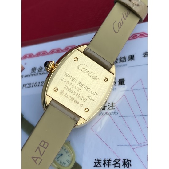 卡地亚浴缸系列卡家又一经典之作浴缸系列。实物拿到手的时候大吃一惊,颜值高 !椭圆外型的感觉正是典雅欧风浴缸形状,这也太好看了吧!相比蓝气球段位要高出不少一会儿观摩下公价便知主要是因为通体包真金……Baignoire浴缸系列腕表,小号表款,石英机芯。精钢包18K黄金表壳。包18K黄金圆珠形表冠,镶嵌一颗凸圆形蓝宝石。镀银表盘,剑形蓝钢指针,蓝宝石水晶镜面。灰褐色鳄鱼皮表带,包18K黄金针扣式表扣。表壳尺寸:32x26毫米厚度:8毫米防水深度3巴(约30米)生活防水 卡地亚浴缸系列卡家又一经典之作浴缸系列。实物拿到手的时候大吃一惊,颜值高 !椭圆外型的感觉正是典雅欧风浴缸形状,这也太好看了吧!相比蓝气球段位要高出不少一会儿观摩下公价便知主要是因为通体包真金……Baignoire浴缸系列腕表,小号表款,石英机芯。精钢包18K黄金表壳。包18K黄金圆珠形表冠,镶嵌一颗凸圆形蓝宝石。镀银表盘,剑形蓝钢指针,蓝宝石水晶镜面。灰褐色鳄鱼皮表带,包18K黄金针扣式表扣。表壳尺寸:32x26毫米厚度:8毫米防水深度3巴(约30米)生活防水