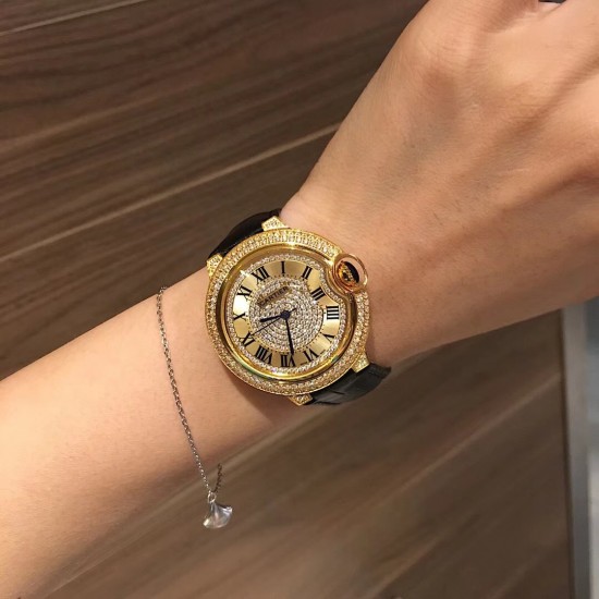 来货~实拍爆款黄金色卡地亚蓝气球满钻系列双排四角钻✨超美人工镶嵌施华洛世奇水晶钻 字面全钻尽显高端品质 鳄鱼纹小牛皮搭配原装折叠扣 方便携带 瑞士石英机芯 百搭尺寸36mm(金玫白可选)适合各种高大上场合❗️ 来货~实拍爆款黄金色卡地亚蓝气球满钻系列双排四角钻✨超美人工镶嵌施华洛世奇水晶钻 字面全钻尽显高端品质 鳄鱼纹小牛皮搭配原装折叠扣 方便携带 瑞士石英机芯 百搭尺寸36mm(金玫白可选)适合各种高大上场合❗️