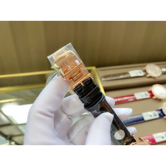 实拍 v18出品 狠货来袭 积家 约会大师 升级版最新24小时日月星辰 日月分明 女士腕表 珠宝镶钻设计风格首次使用高级珠宝的爪镶工艺而非常罕见轨道镶嵌!采用锆石材料。鲜艳光泽强!壳套:珠宝镶钻表壳、316L精钢玻璃:采用蓝宝石水晶表镜表盘:珍珠母贝镶钻表盘、台湾厂立体数字真钉立体!太阳月亮浮现出立体效果24小时日月分明表带:美洲鳄鱼皮表带尺寸:直径36mm,厚度8.8mm机芯:瑞士进口机芯体现出高贵优雅气质、材质进口质量保证零0⃣返修 实拍 v18出品 狠货来袭 积家 约会大师 升级版最新24小时日月星辰 日月分明 女士腕表 珠宝镶钻设计风格首次使用高级珠宝的爪镶工艺而非常罕见轨道镶嵌!采用锆石材料。鲜艳光泽强!壳套:珠宝镶钻表壳、316L精钢玻璃:采用蓝宝石水晶表镜表盘:珍珠母贝镶钻表盘、台湾厂立体数字真钉立体!太阳月亮浮现出立体效果24小时日月分明表带:美洲鳄鱼皮表带尺寸:直径36mm,厚度8.8mm机芯:瑞士进口机芯体现出高贵优雅气质、材质进口质量保证零0⃣返修