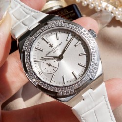 Vacheron Constantin江诗丹顿纵横四海系列OVERSEAS女款小号型2300v/2305v【表壳】表径3610.8mm 同步原装  质感细腻大方 蓝宝石镜面【字面】表盘经旭日纹缎面拉丝工艺处理 深邃优雅 18k金时标均带白色夜光涂层【机芯】CITIZEN8系列改Cal.5300机芯（机芯稳定零返修 ）后原装18k纳米镀金质摆陀【表带扣】半马其他十字三片折叠式表扣 进口牛皮表带越欣赏 越懂欣赏